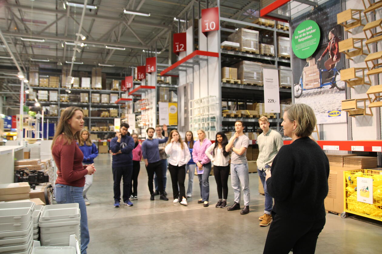 Studenter hører på bærekraftsjefen i IKEA Norge på IKEA