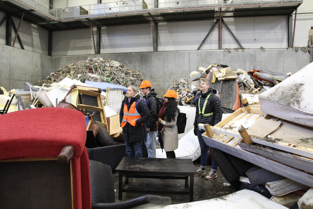 Studenter ser alt søppelet som har kommet inn til BIR 