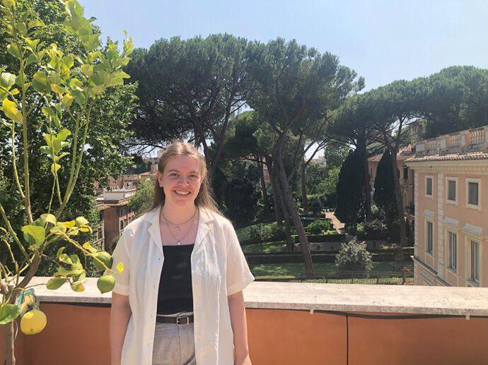 Ingrid S. Aakre Kibsgård på terrassen til Det norske institutt i Roma.