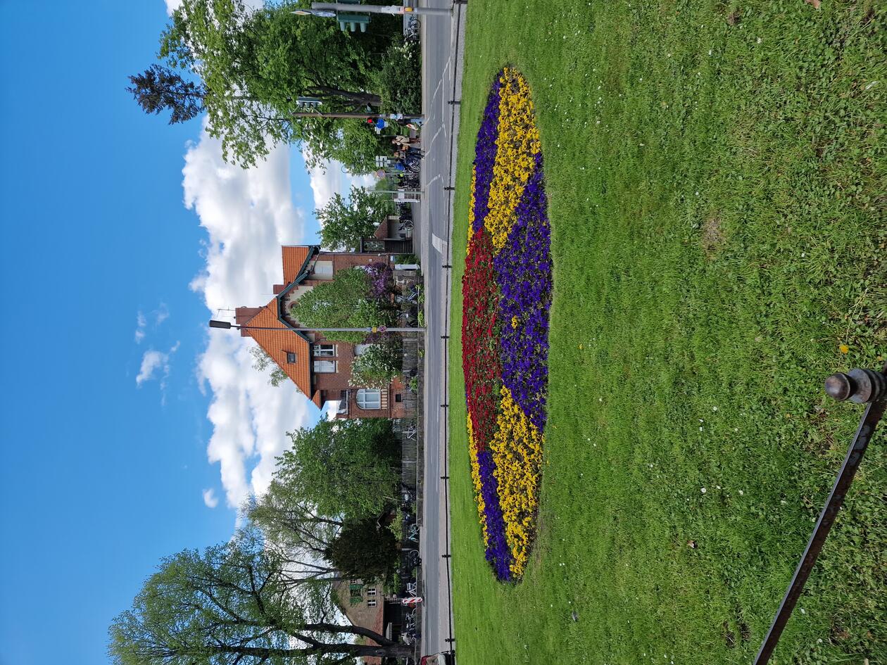 Flotte blomster ved inngangen til campus ved Dahlem-Dorf
