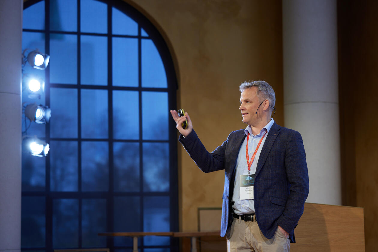 Klas H. Pettersen under sitt åpningsforedrag i Universitetsaulaen i Bergen. 
