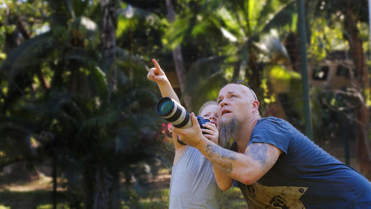 Pappe Remi og Jonah ser på dyr i jungelen. 