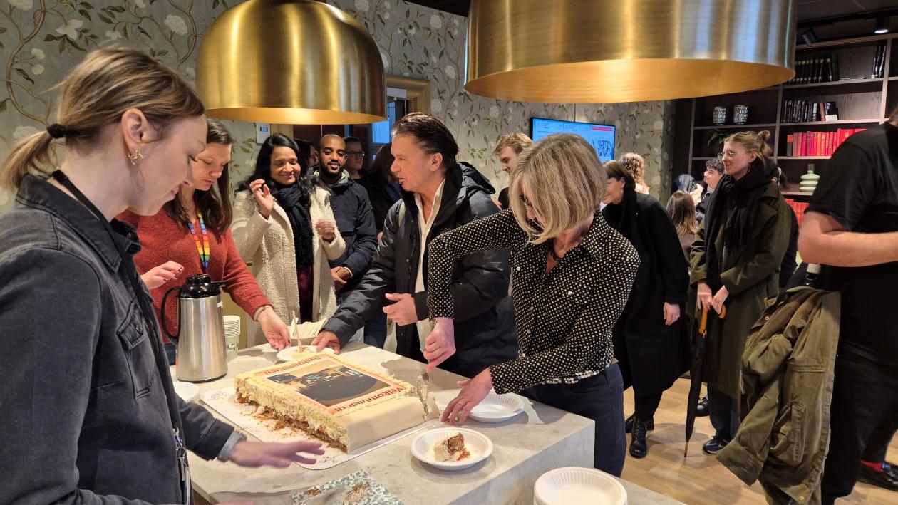 Folk stimler sammen for å få et kakestykke.