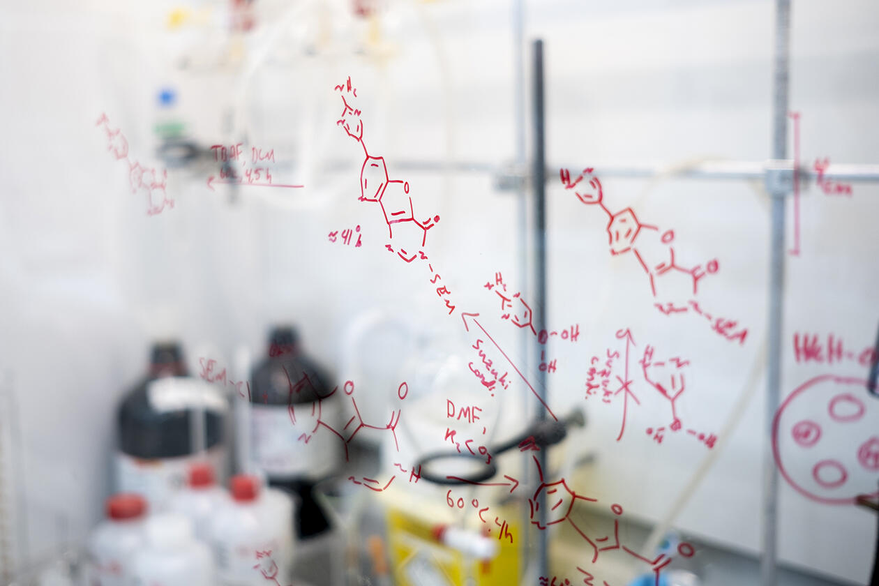 kjemiskeformler skrevet med tusj på et avtrekksskap 