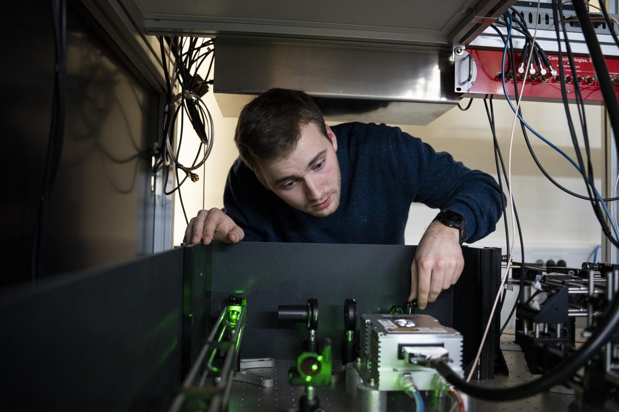 student sammen med kvantelaser