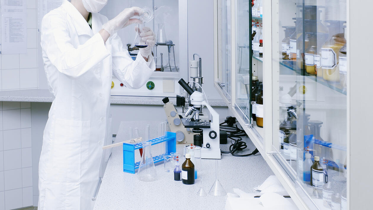 Etterforskerne i Kripos trenger kjemikere for å gjøre etterforskningen i laboatoriet.