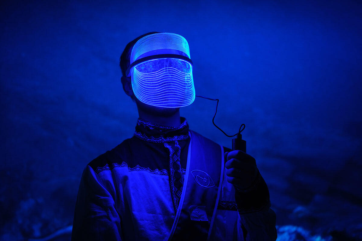 Bilde av mann med digital maske foran ansiktet