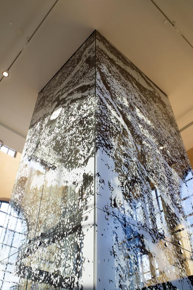 Kvartsårer i amfibolittisk gneis – 60°13’20.26”N, 4°59’9.99»Ø. H 1100cm x w 900cm, Ceramic print on glass