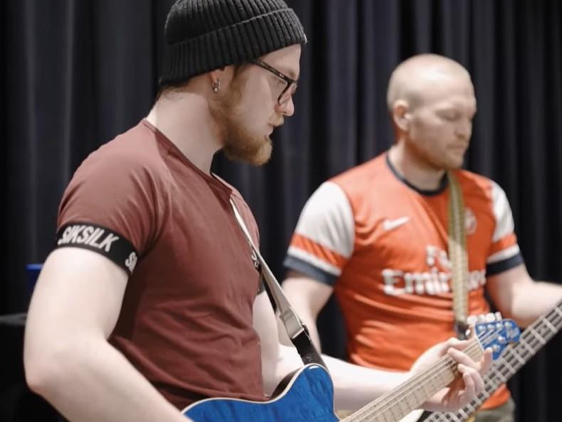 To menn som spiller gitar