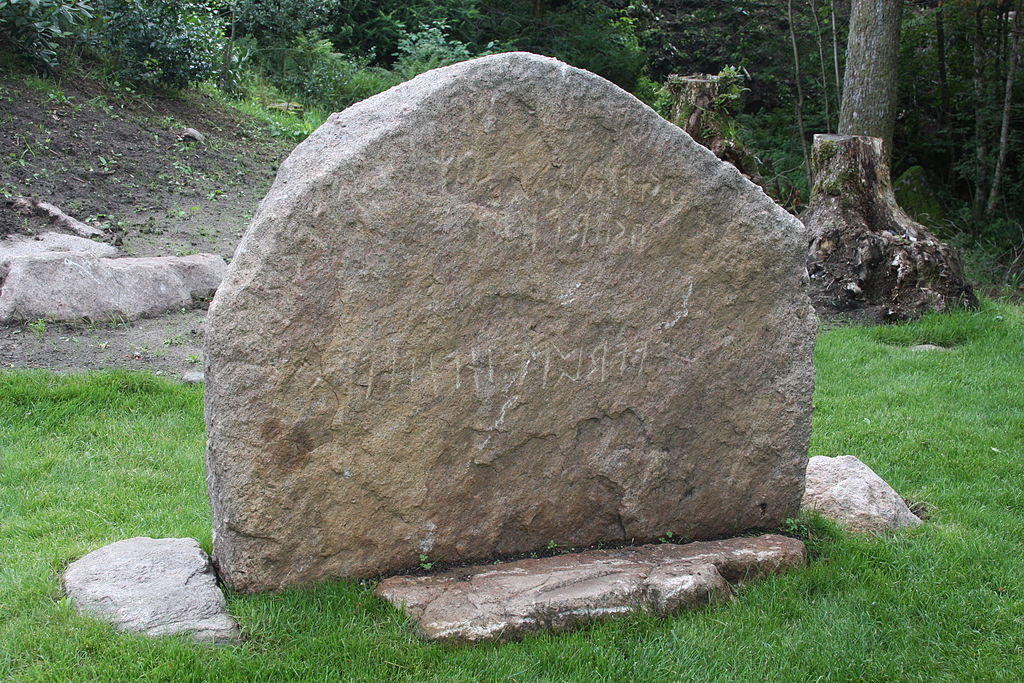 Hogganviksteinen frå rundt år 400, med dei mogelege namna *kelbaþewar,  naudigastir og erafar
