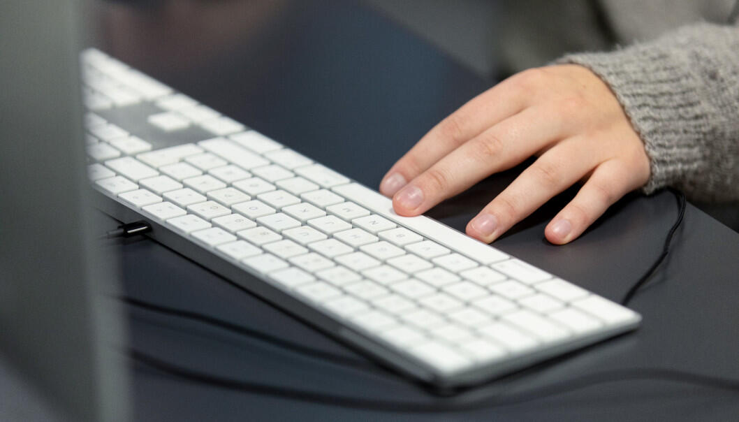 Bilde av en som skriver på et tastatur