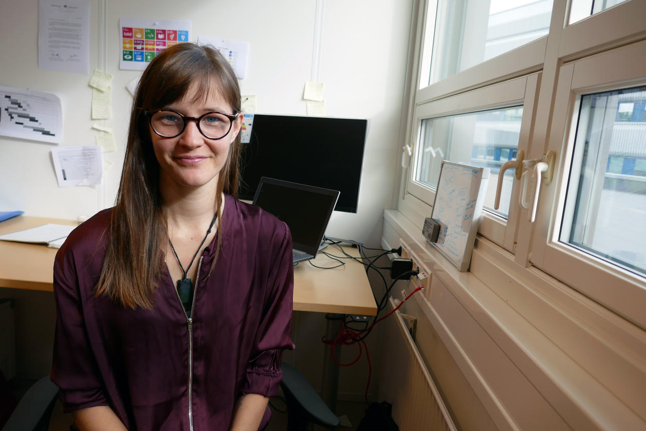 Dr. Alicia Donnellan Barraclough sitter på kontoret sitt