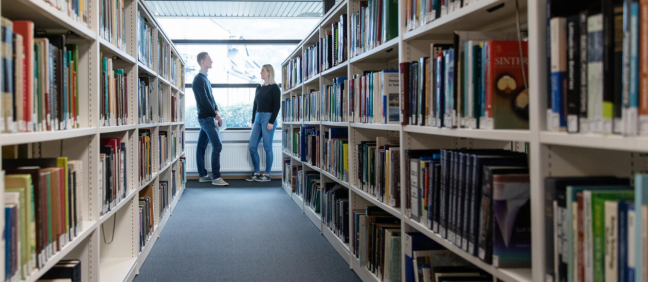 Studenter på bibliotek på universitetet