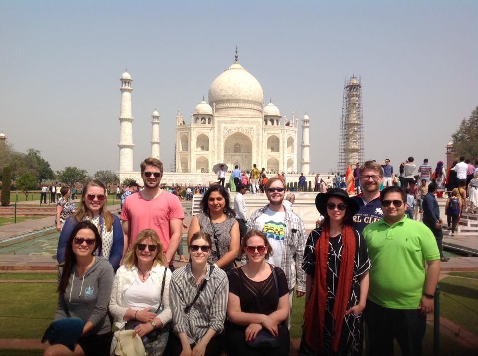 11 personer foran Taj Mahal