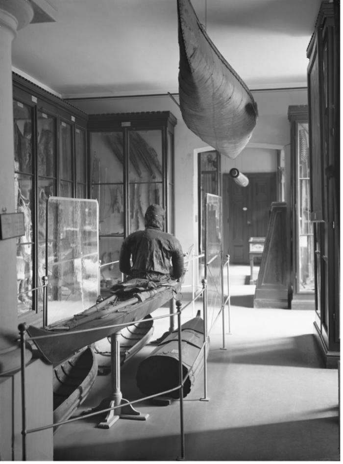 Interiør fra etnografisk samling i Bergen, 1925.