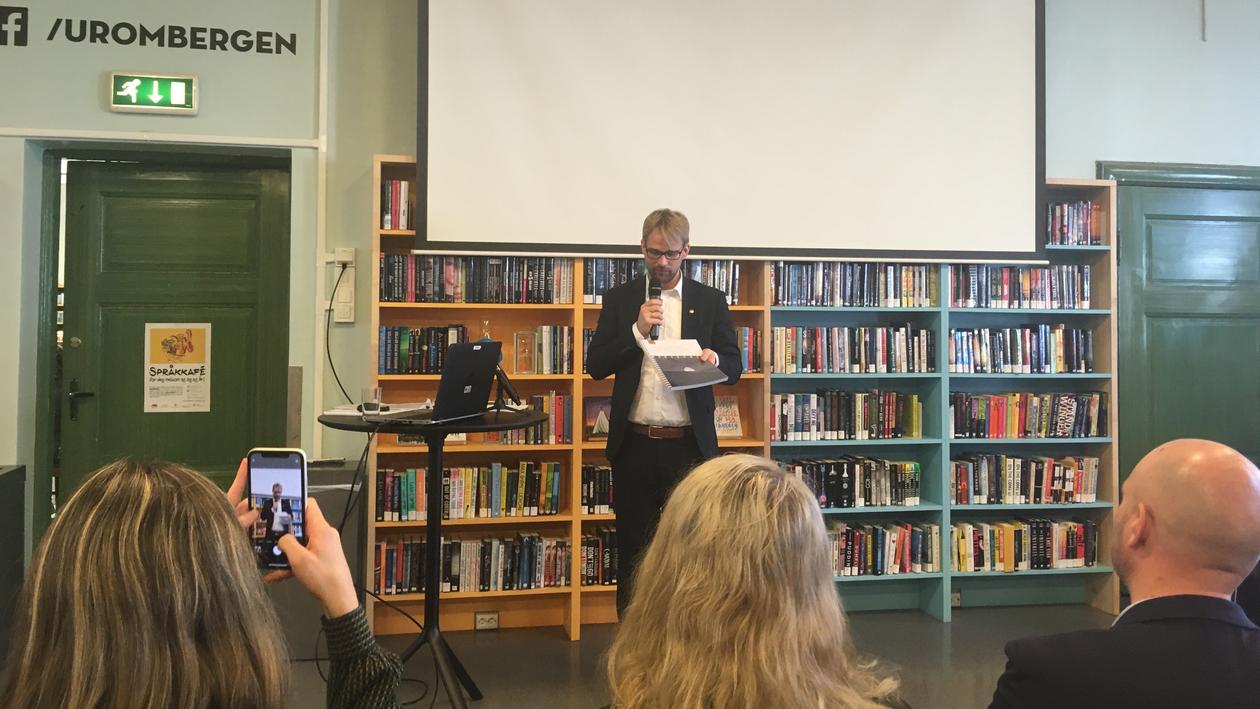 Byrådslederen i Bergen mottar utvalgets rapport.