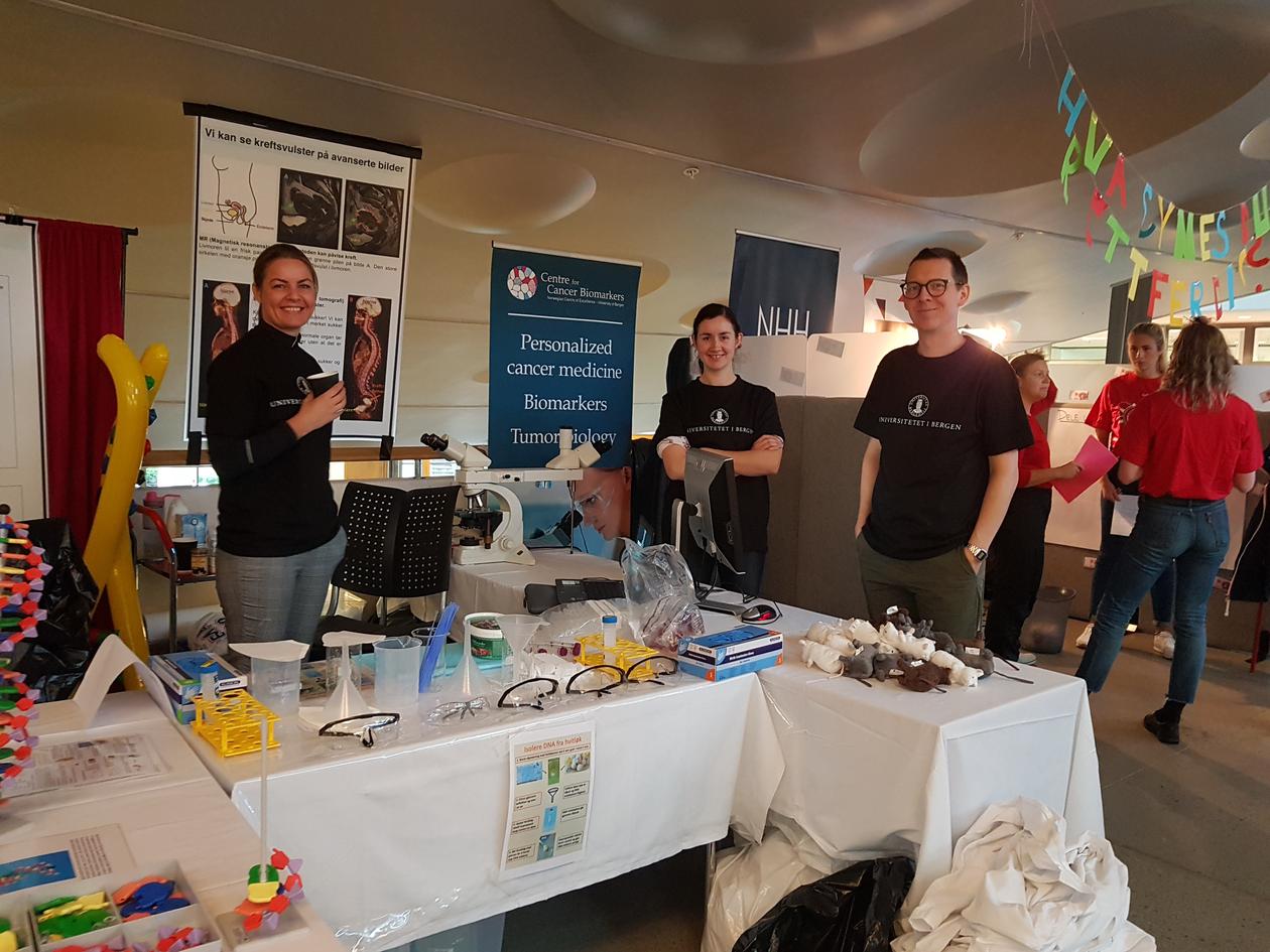 Forskningstorget 2018 CCBIO staff standing at the stand.