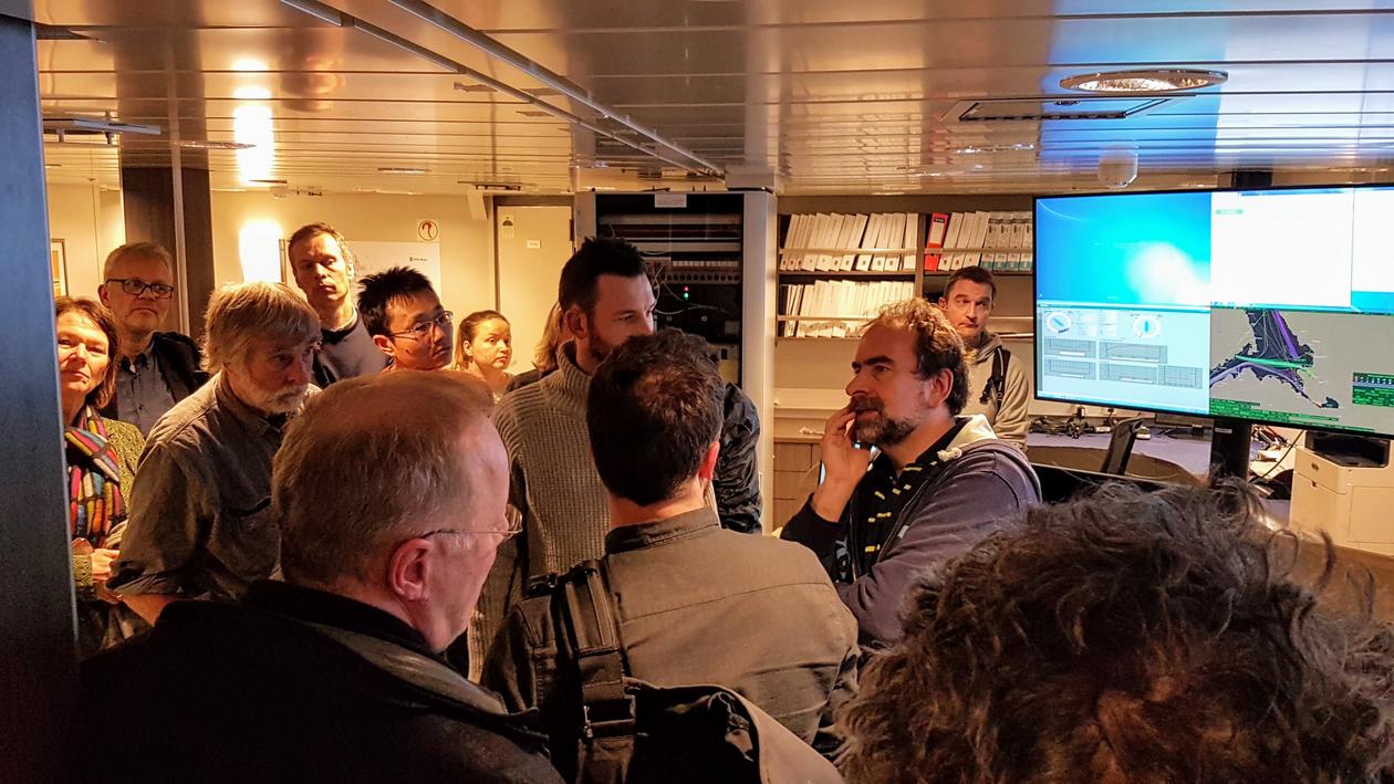 Forskere fra polarnettverket i Bergen vises rundt i instrumentrommet ombord på FF Kronprins Haakon