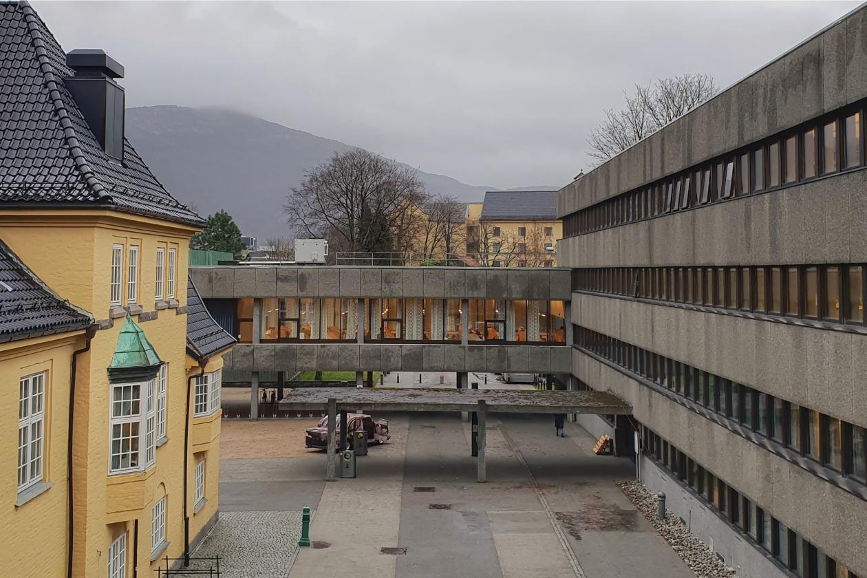Bilde av HF-bygget og Sydneshaugen skole sett fra Auditorium B