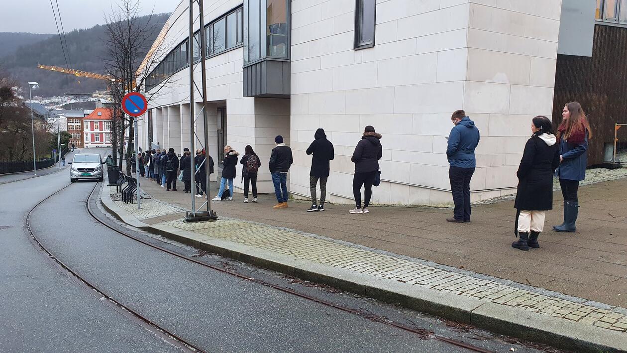 Mange mennesker i kø for å få tatt vaksine på Studentsenteret i Bergen