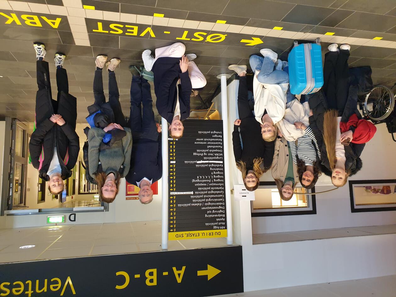 En gruppe med studenter på flyplassen