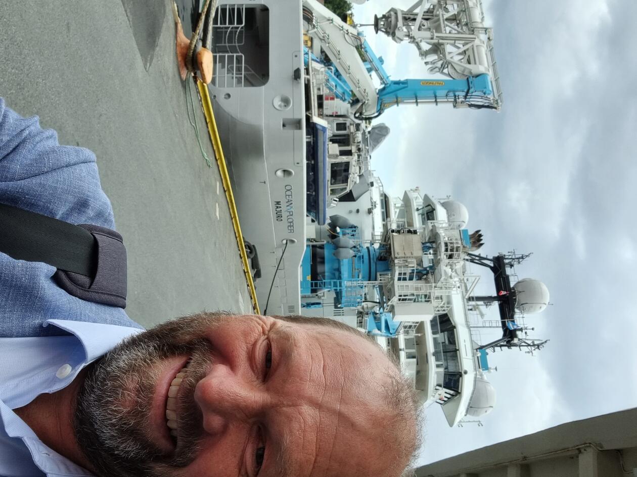 Selfie av Øyvind Fiksen foran forskningsskipet Ocean Explorer