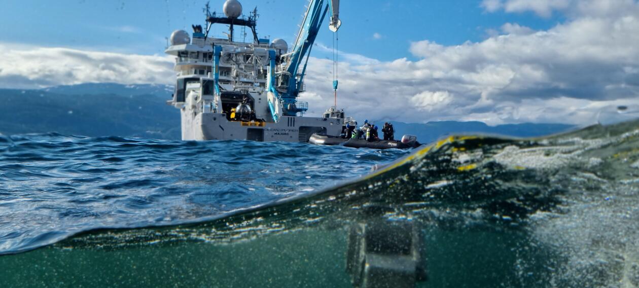 Ubåten til Ocean Explorer gjør seg klar for å gå ned i dypet. 