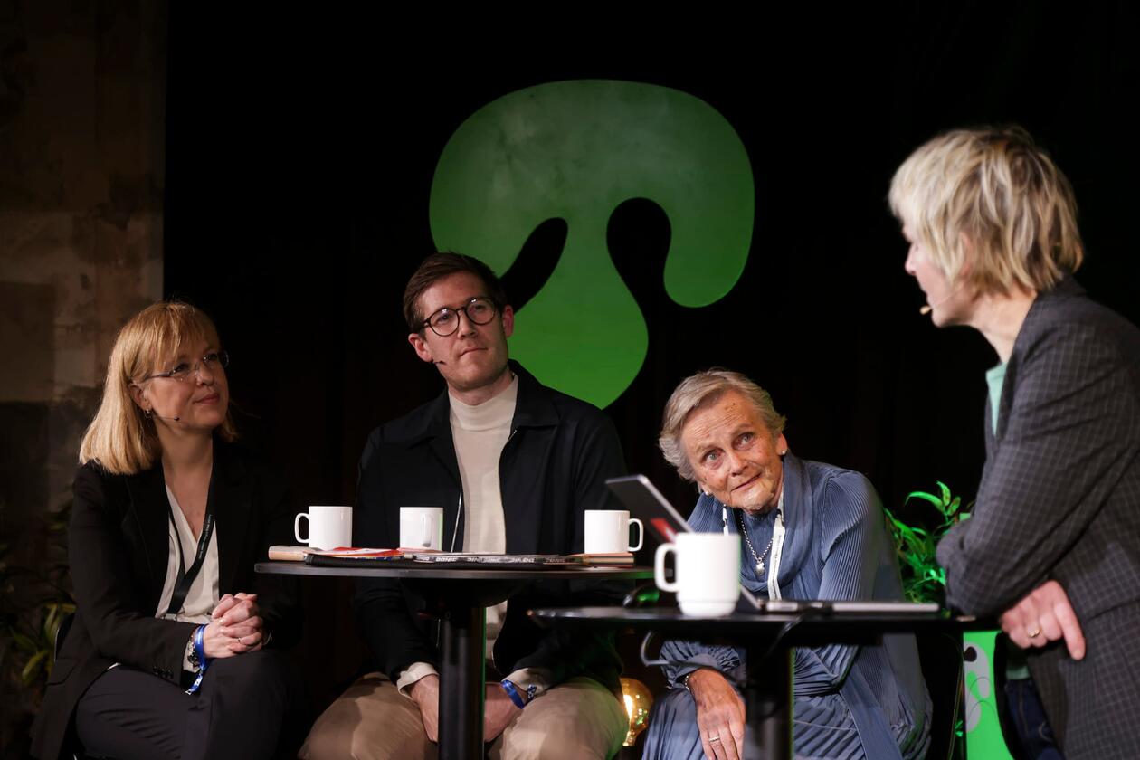 Kjersti Fløttum in a panel discussion. 