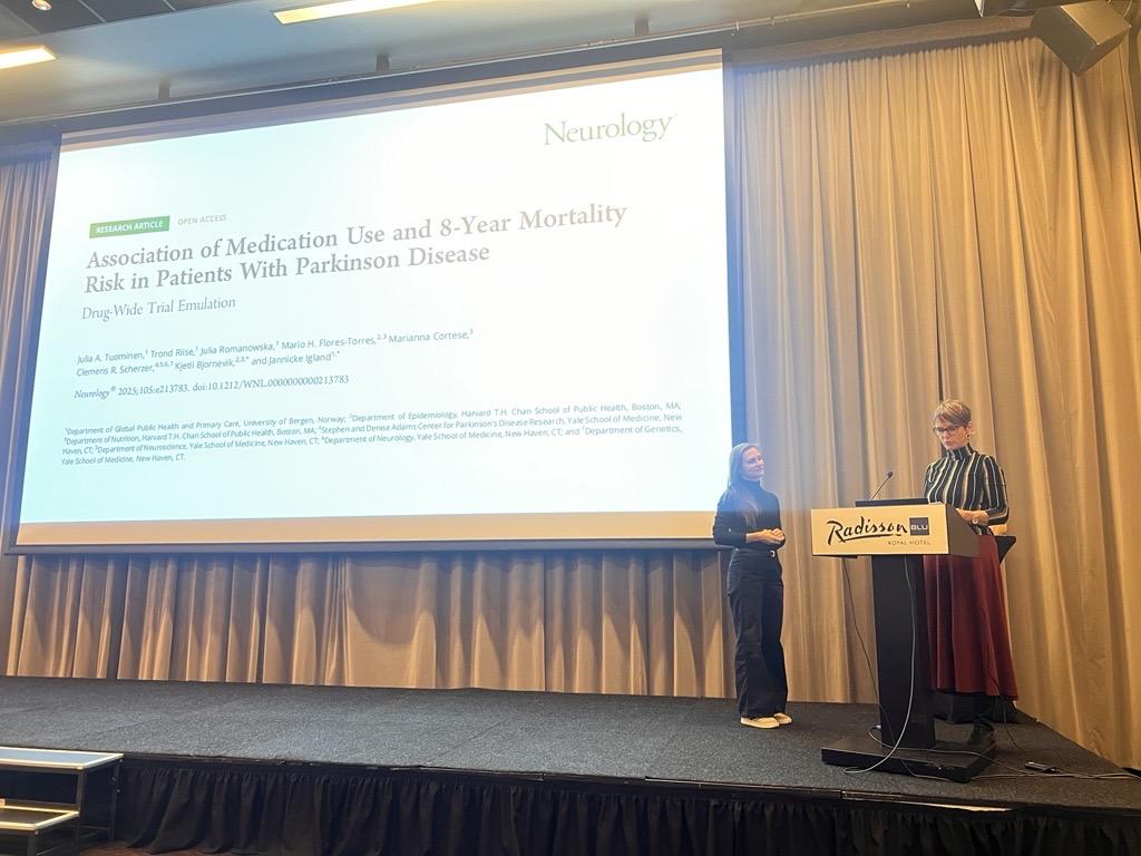 Julia Axiina Tuominen mottar prisen for beste artikkel NOFE 2025