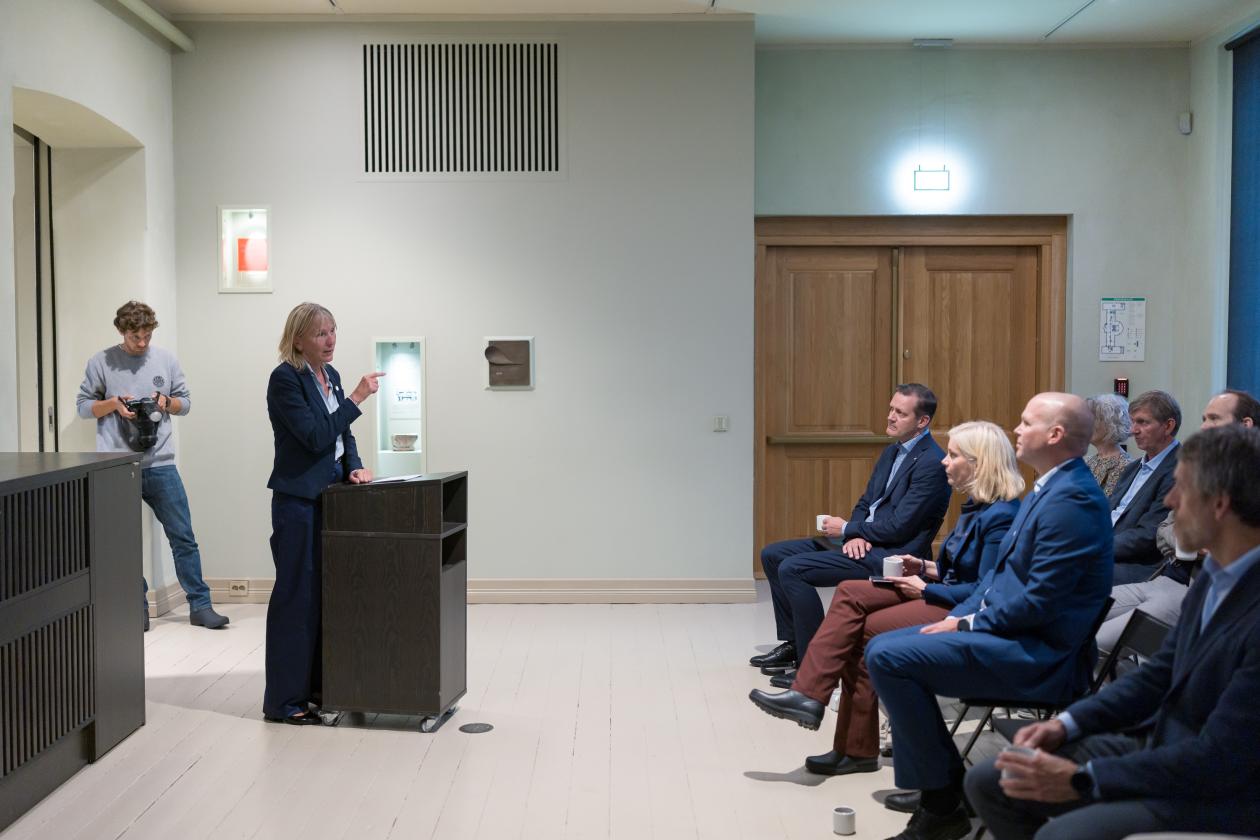 Rektor Hagen taler til forsamlingen