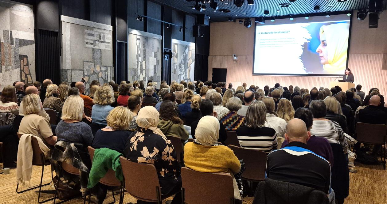 Sal med mange deltakere.