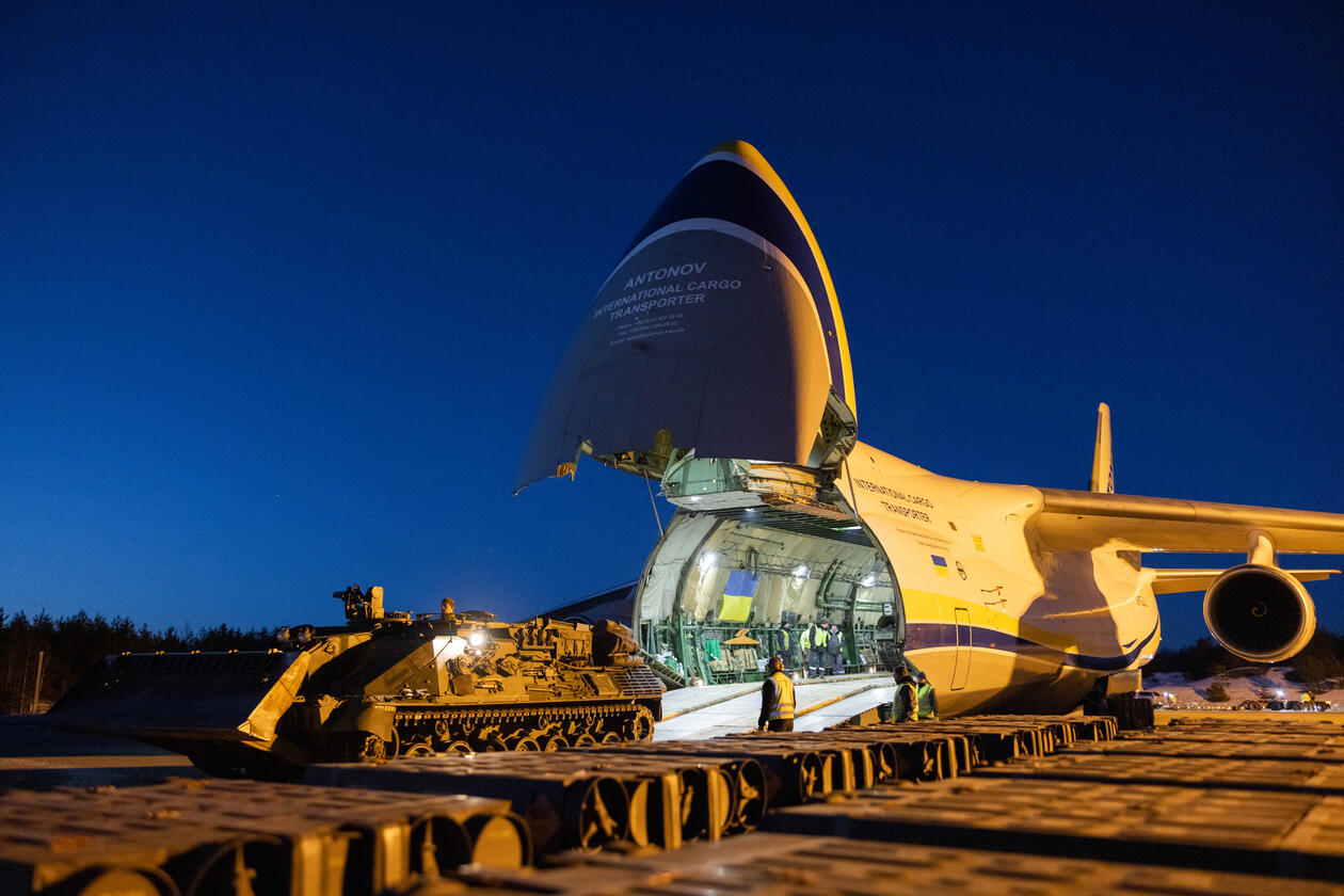 En Antonov An-124 på Gardermoen flystasjon flaster inn en Leopard  2 berger som skal doneres til Ukraina. 