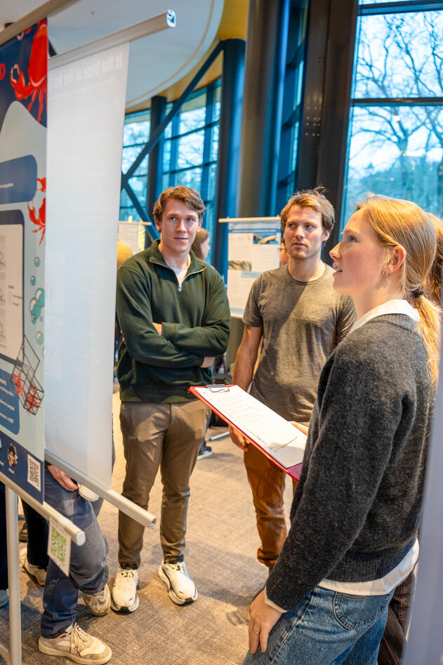 Studentene fikk presentere sine prosjekter for hverandre og besøkende ved studentpostersymposiet 2024.