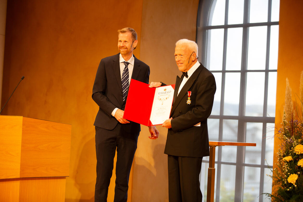 Jan Mangerud blir tildelt ridderordenen
