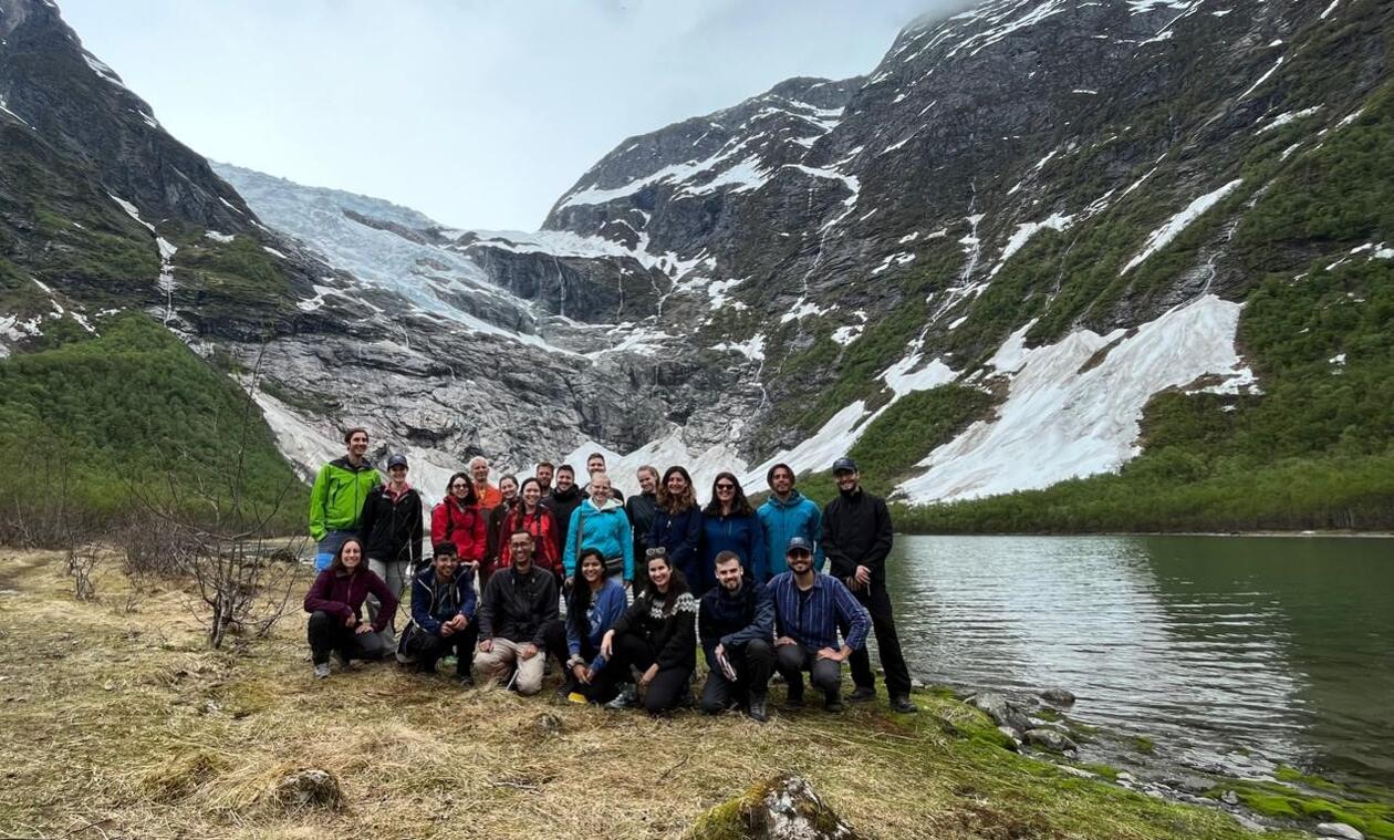 The entire S2S Future group in front of Bøyabreen in Fjærland