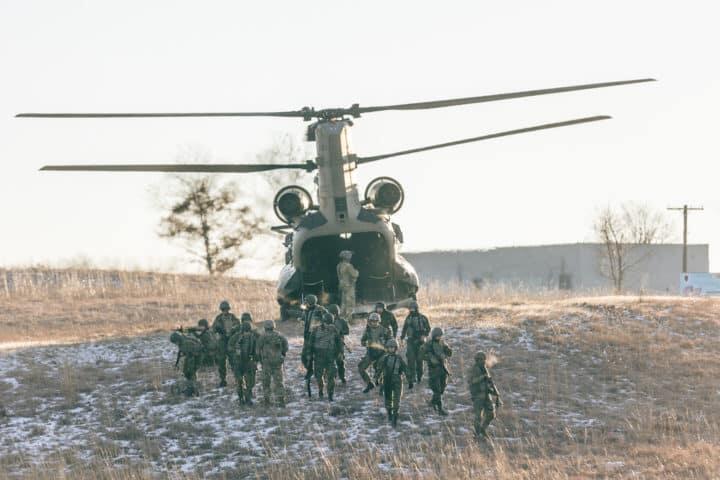 Soldater på veg ut av helikopter