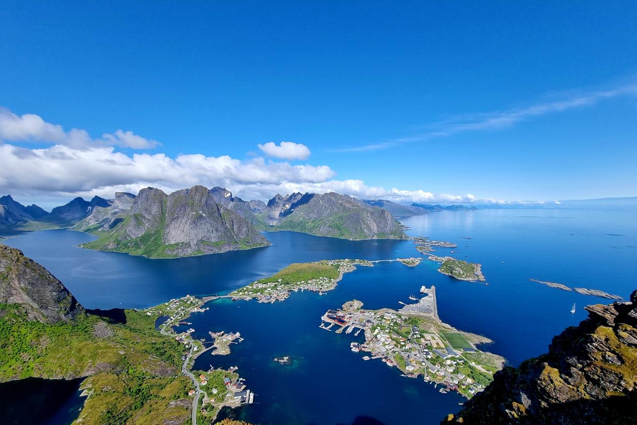 Utsikt fra Reinebringen ut over Reine i Lofoten
