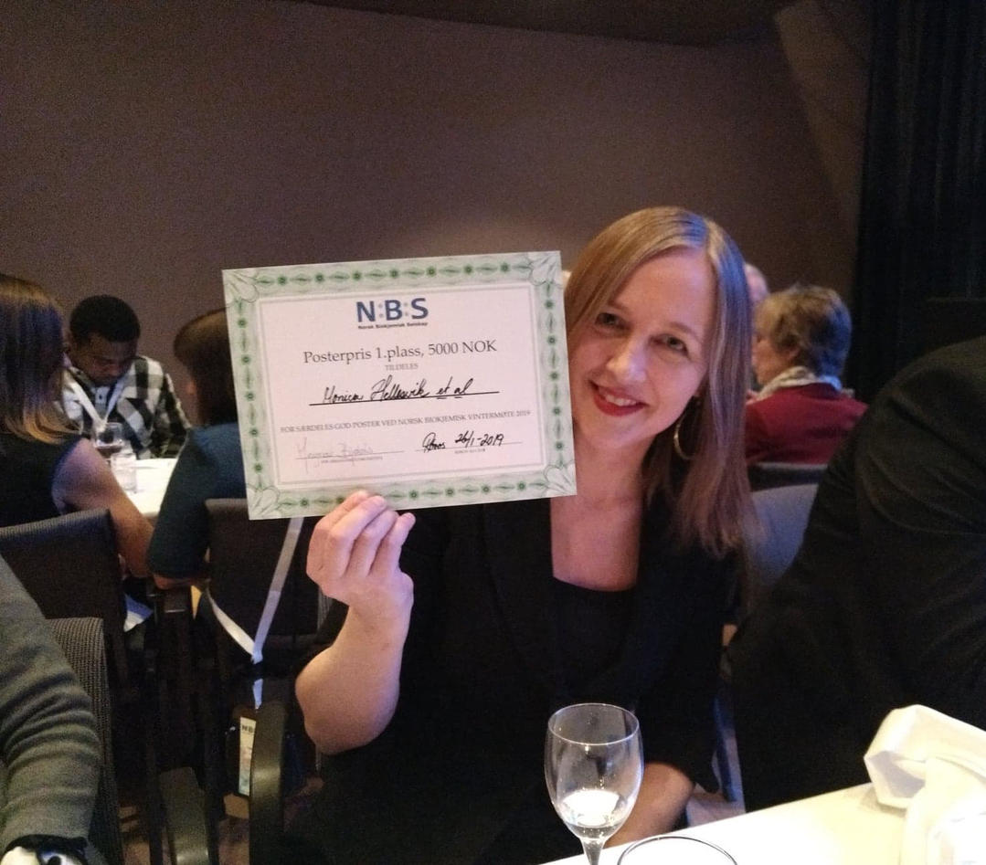 Monica Hellesvik is awarded for best poster at the Norwegian Biochemical Society Meeting 2019