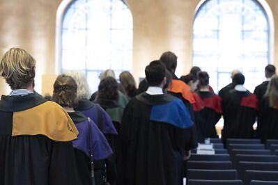 Bilde tatt bakfra av personer under promosjon