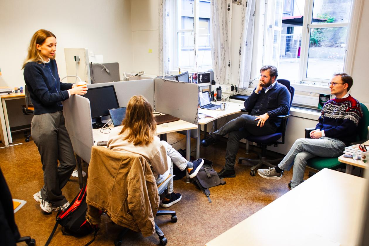 Bilde av masterstudenter på lesesal