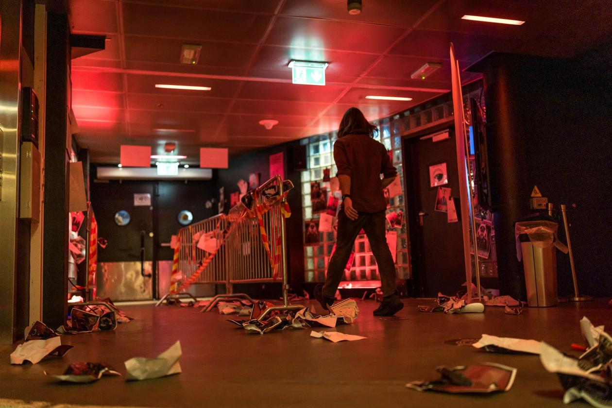 Mann går i gang, med bevisst rot og merkelige gjenstander