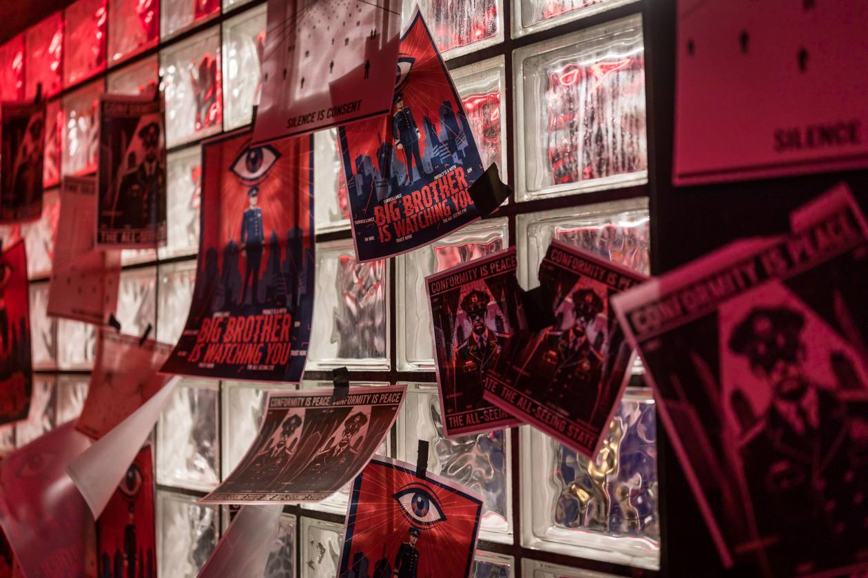 Bilde av ulike symboler som er hengt opp i gangen utenfor forelesningen