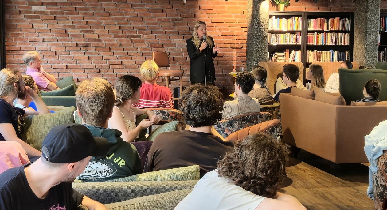 Marit Eikemo foran en samling sittende studenter.