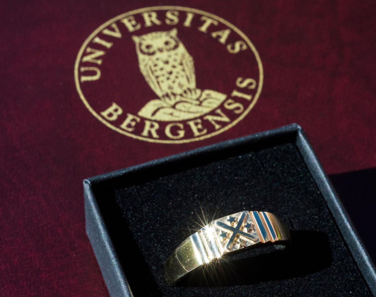 Bilde av æresdoktorring ved UiB 