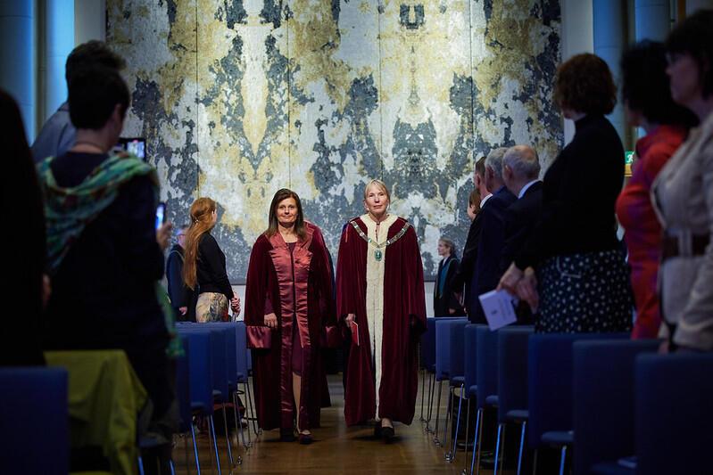 Tradisjon tro ledet Margareth Hagen og prorektor Pinar Heggernes an i innmarsjen under den høytidelige seremonien i Universitetsaulaen i 2022.