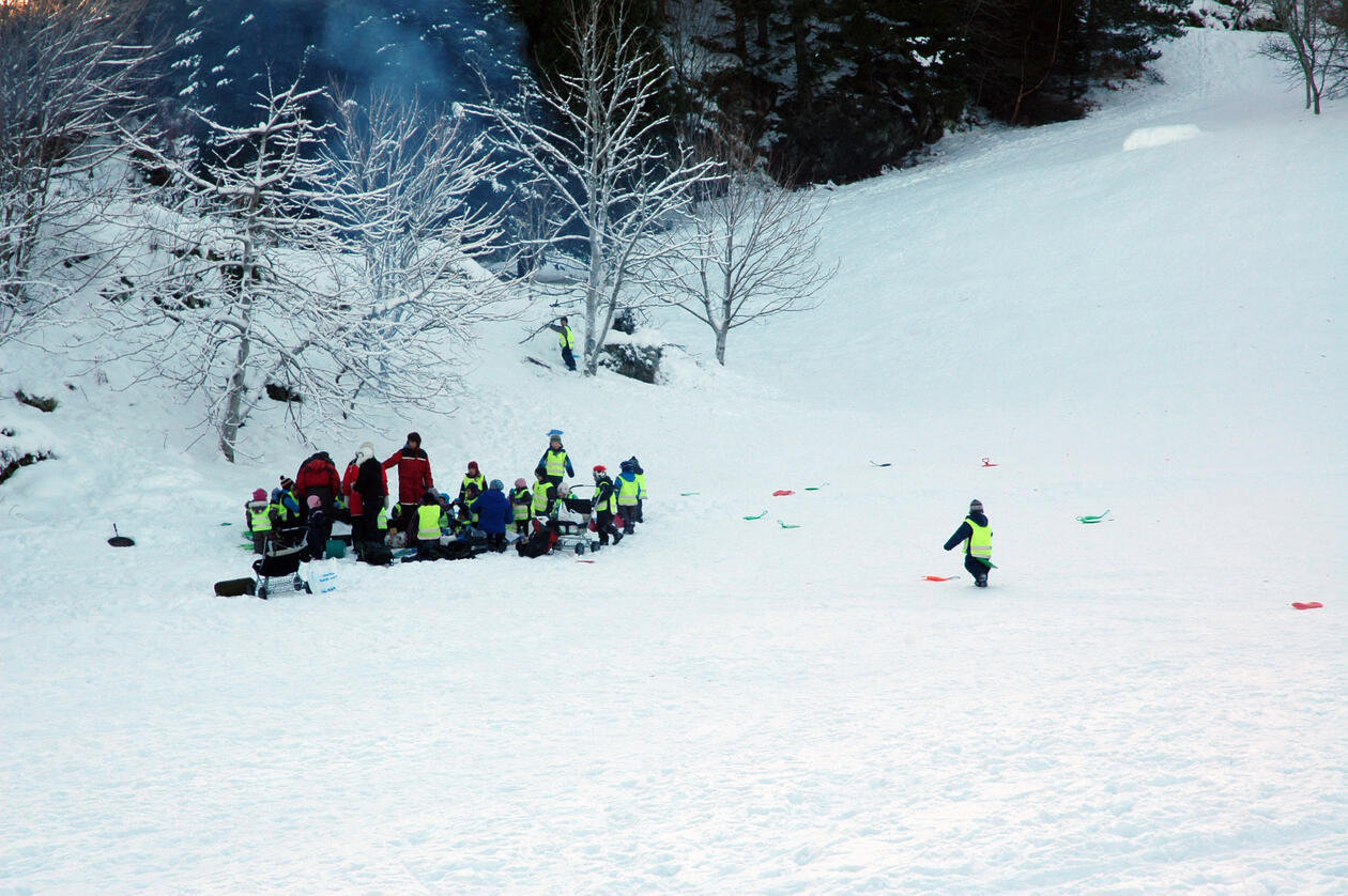 Lekende barn i akebakken