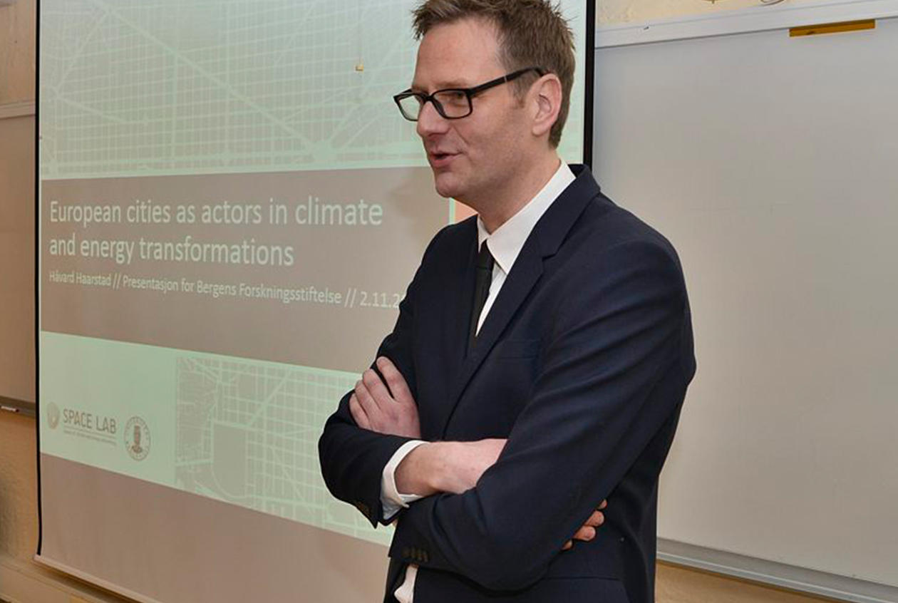 På instituttet held Håvard presentasjonen av prosjektet før utdelinga i Universitetsaulaen.