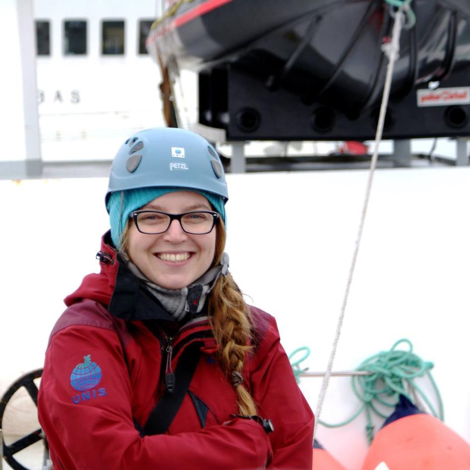 Bilde av Aleksandra Anna Smyrak-Sikora i felt på Svalbard