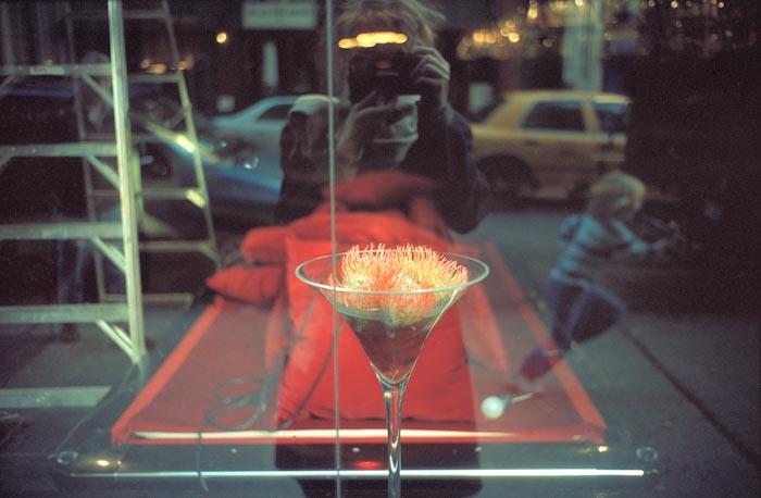 foto av longdring gjennom vindu med legkende barn i bakgrunnen