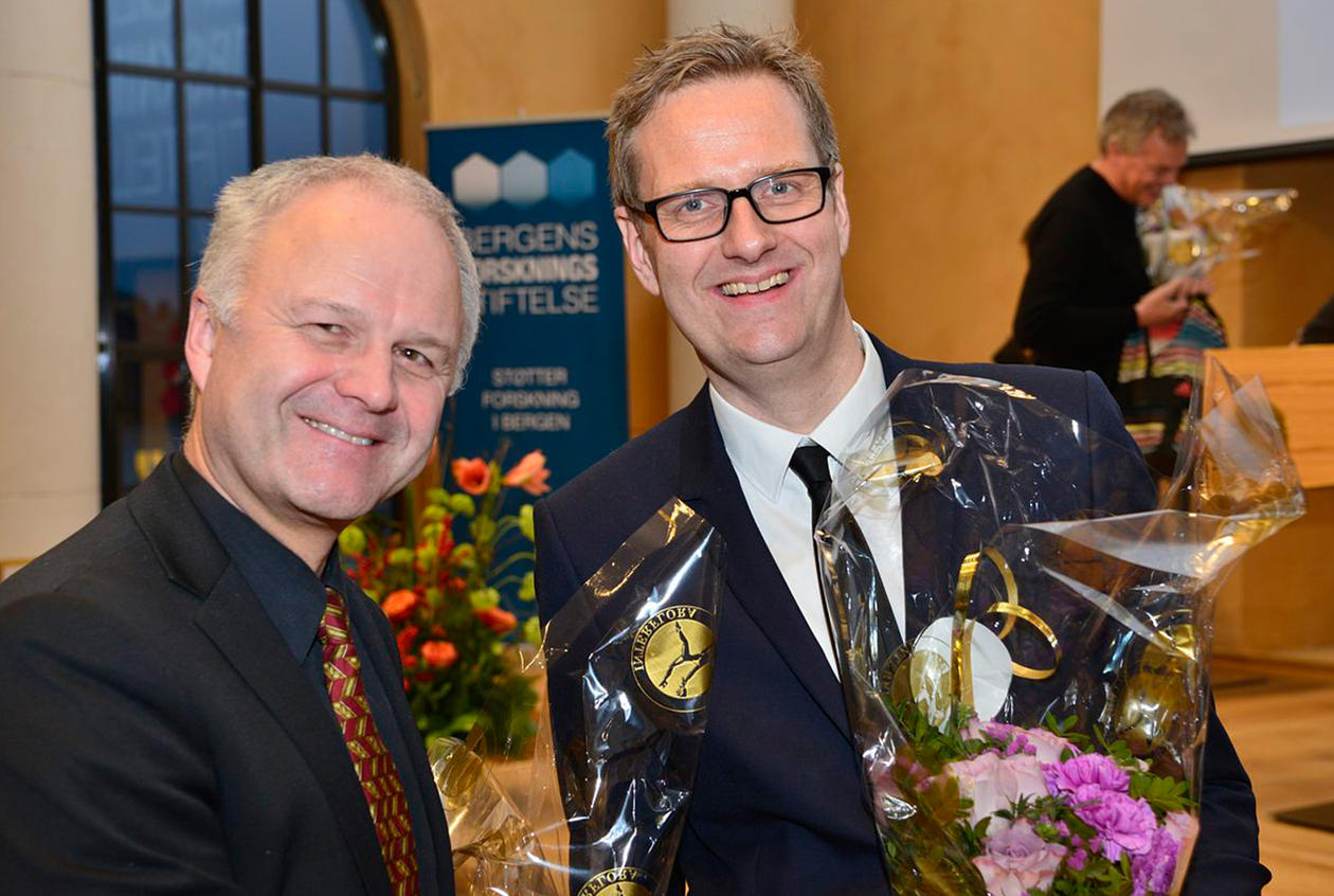 Dekan ved SV-fakultetet Knut Helland gratulerer Håvard Haarstad med stipendet.